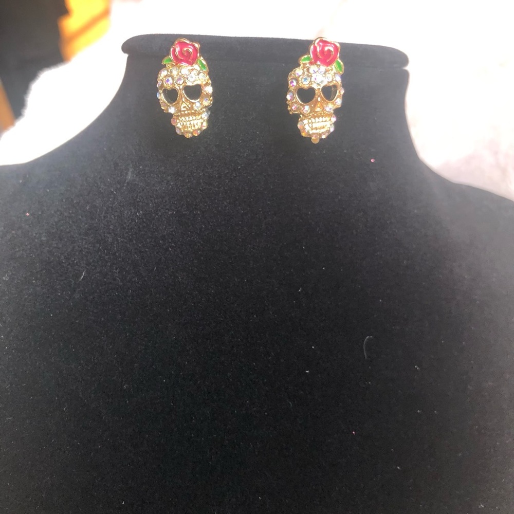 Rhinestone Skull & Roses Earrings - Picture 6 of 6